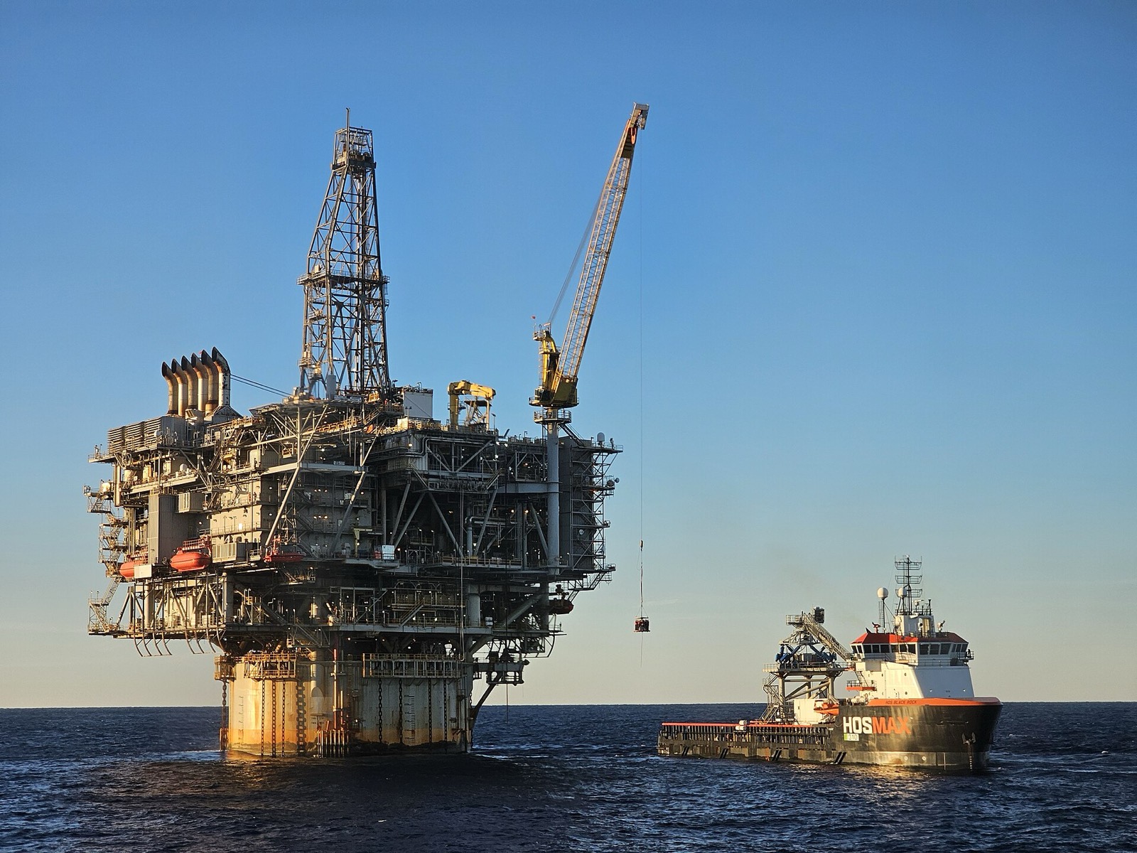 Supply vessel alongside an offshore platform